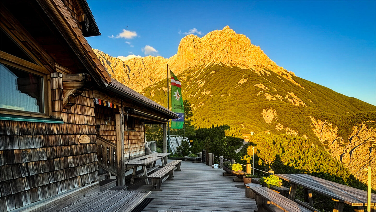 Sonnenterrasse der Peter-Wiechenthaler-Hütte mit Blick auf das Persailhorn