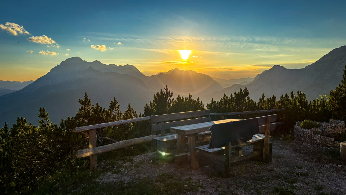 Holzbank und Tisch vor dem Alpenpanorama im Abendlicht auf 1.752 Metern