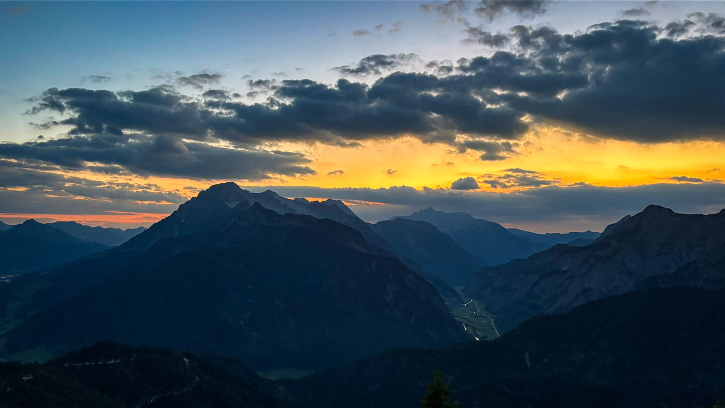 Sonnenuntergang über den Bergen von der Peter-Wiechenthaler-Hütte aus gesehen
