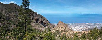 Blick über die Felsformationen auf Costa Adeje