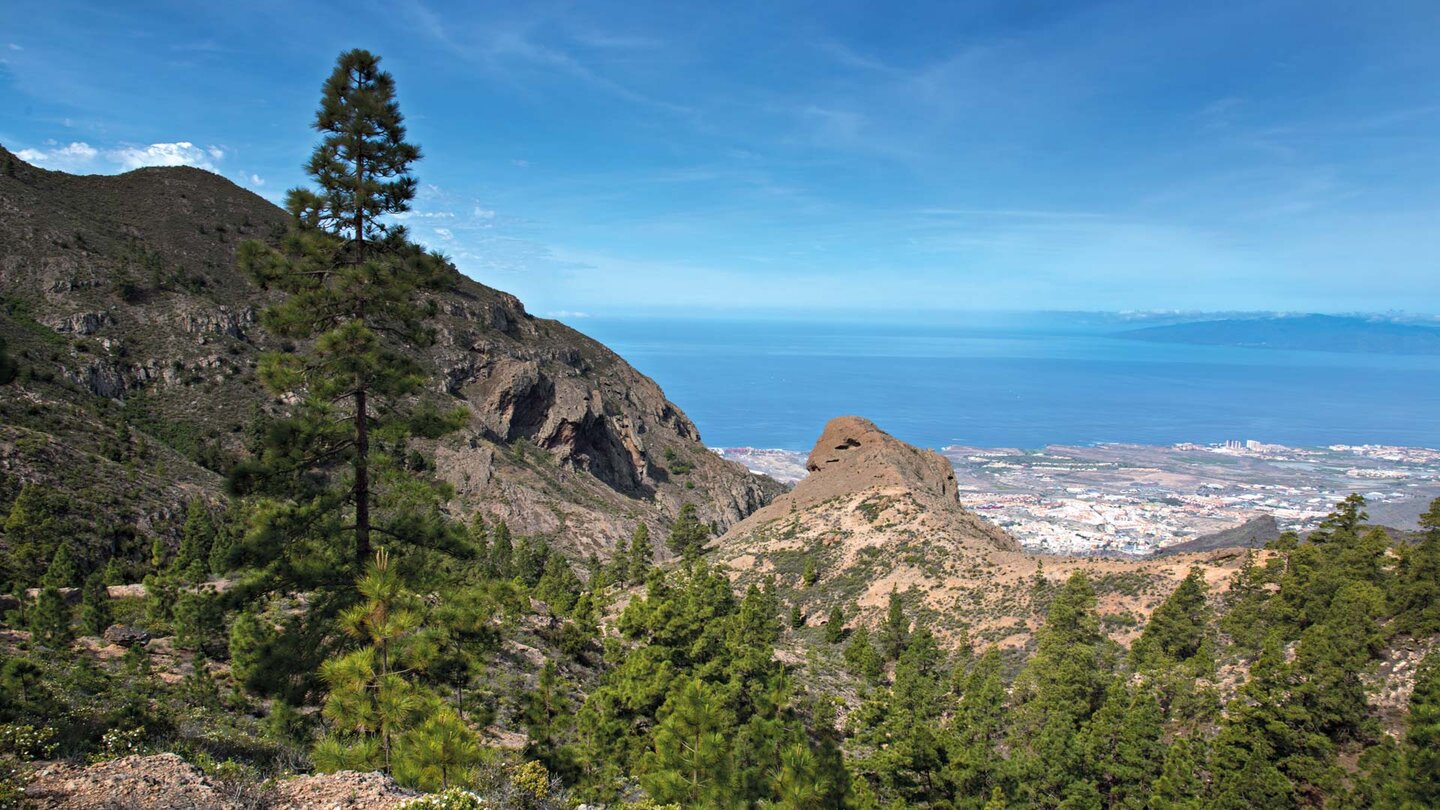 Blick über die Felsformationen auf Costa Adeje