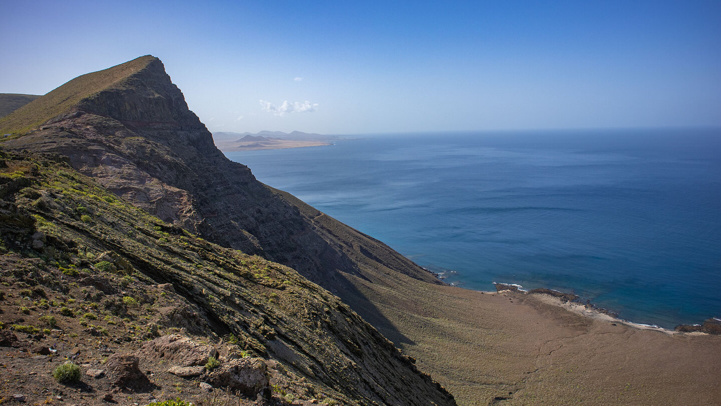 die steil abfallenden Berghänge des Risco de Famara vom Aussichtspunkt Guinate Risco de Famara vom Aussichtspunkt Guinate