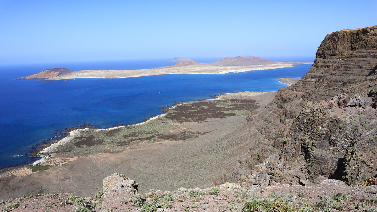 der Mirador de Guinate bietet einen großartigen Ausblick auf die Inseln La Graciosa und Montaña Clara der Mirador de Guinate bietet einen großartigen Ausblick auf La Graciosa