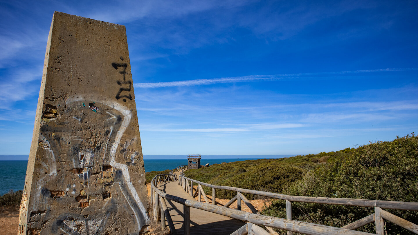 Holzstege führen entlang der Calas de Poniente