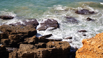 abgebrochene Felsenan der der Steilküste