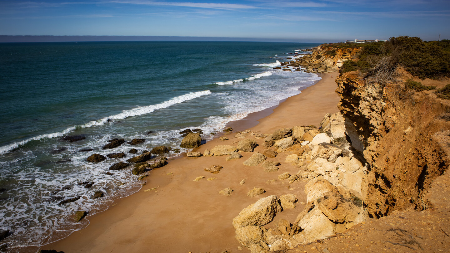 Blick entlang der Küste zum Hotel Calas de Conil