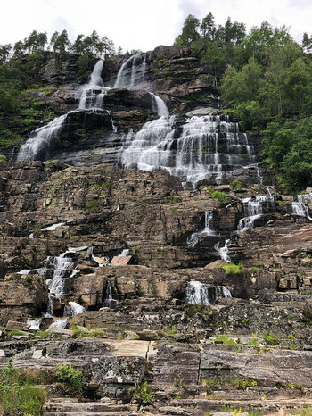 über 116 Meter fällt das Wasser am Tvindefossen hinunter