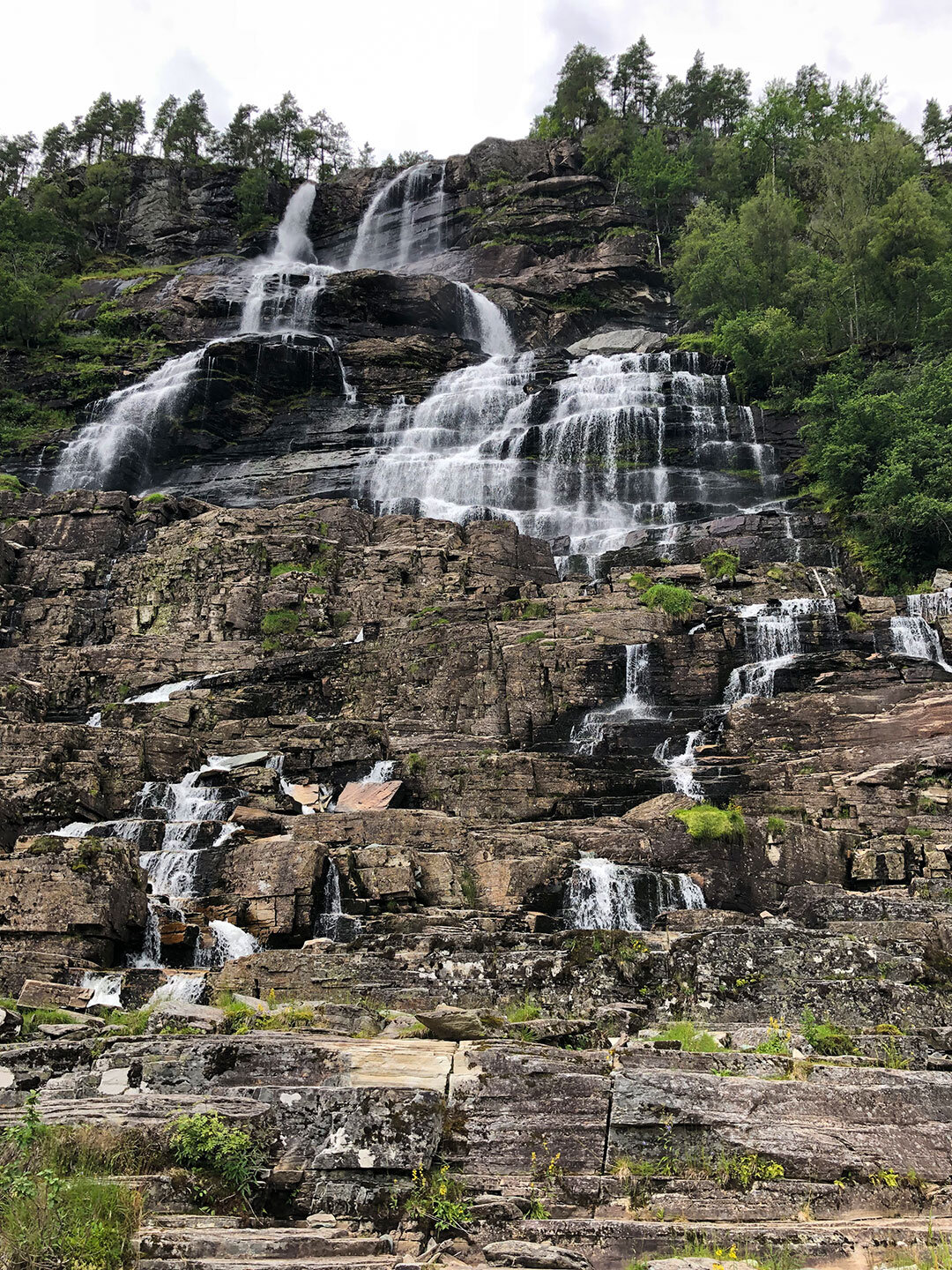 über 116 Meter fällt das Wasser am Tvindefossen bei Voss hinunter über 116 Meter fällt das Wasser am Tvindefossen hinunter