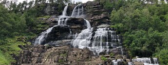 der Tvindefossen Wasserfall lässt sich zu jeder Jahreszeit besuchen
