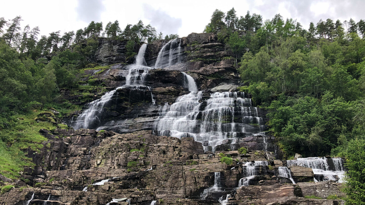der Tvindefossen Wasserfall bei Voss lässt sich zu jeder Jahreszeit besuchen der Tvindefossen Wasserfall lässt sich zu jeder Jahreszeit besuchen