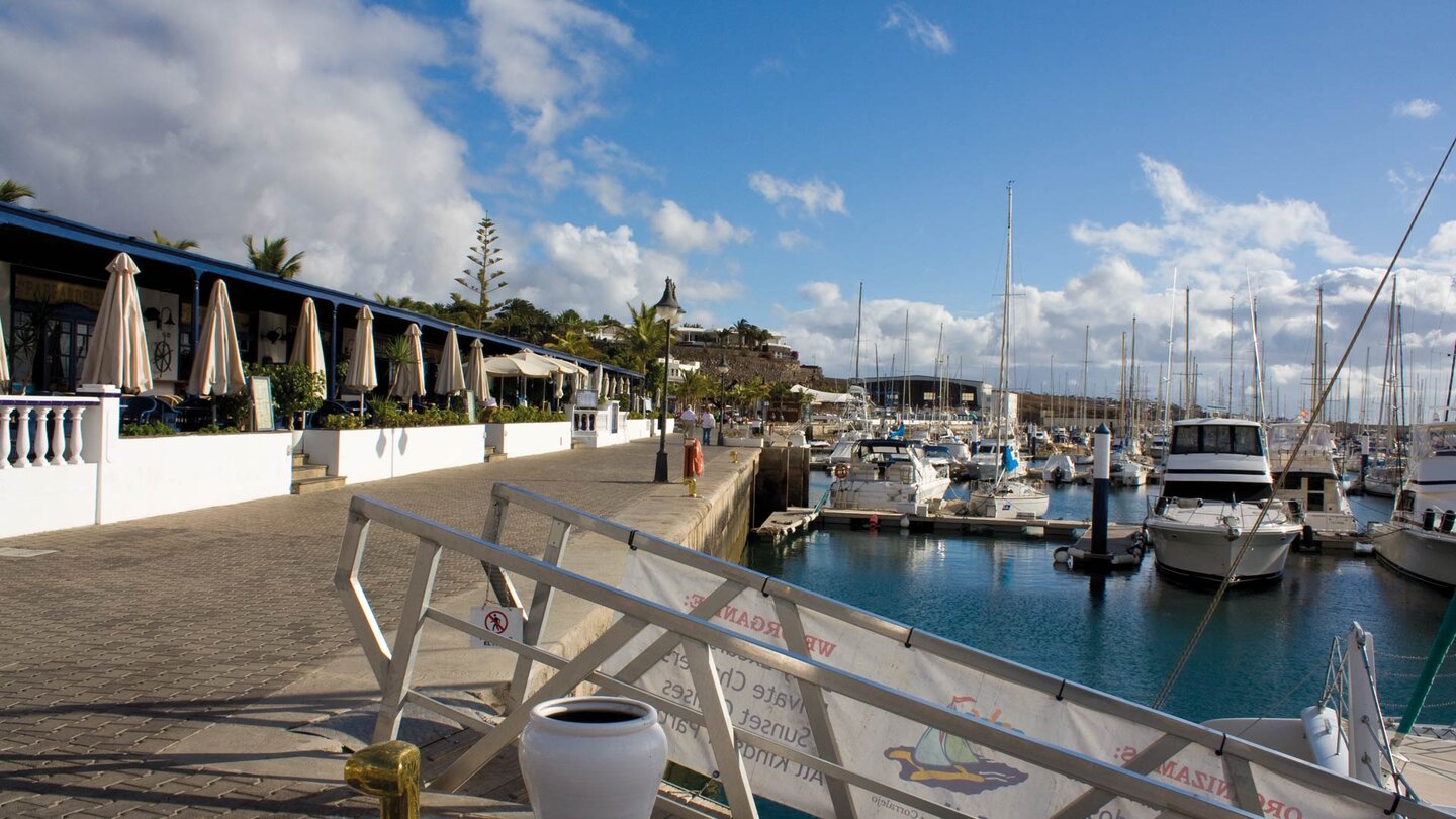 Hafenpromenade in Puerto Calero