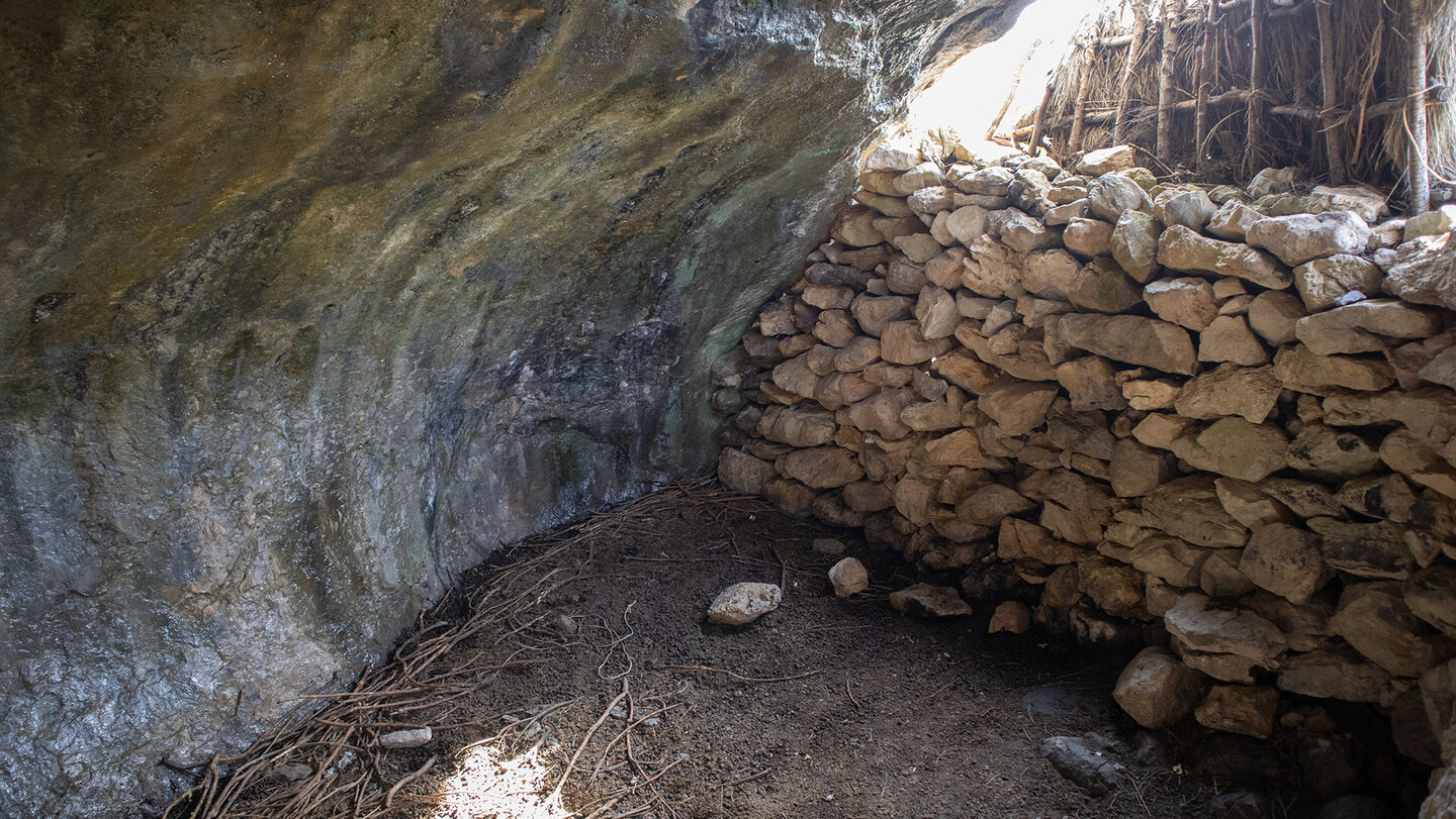 Die Hütten wurden geschickt im Schutz eines riesigen Felsens errichtet Hütten im Schutz eines riesigen Felsens