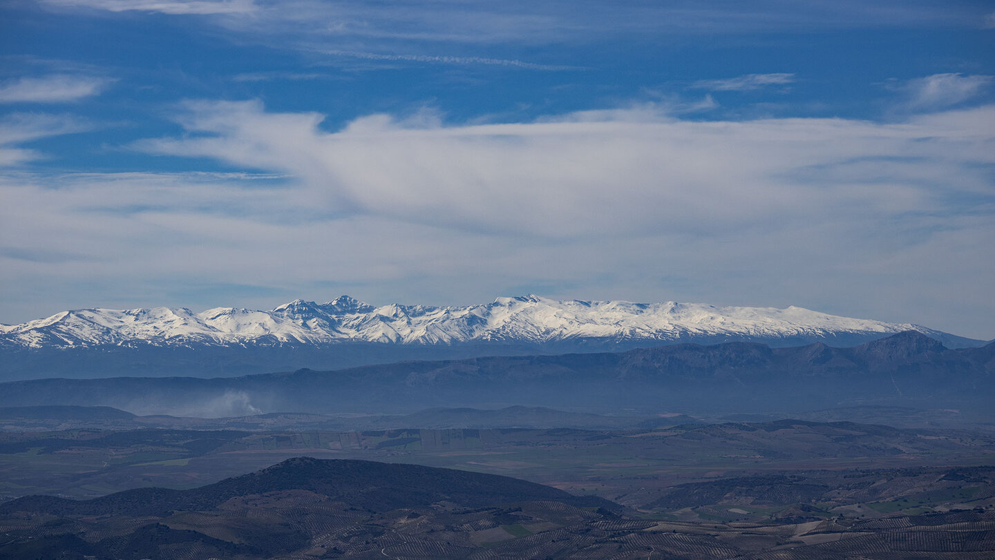 Panorama Aussicht vom Pico Mágina auf die schneebedeckte Sierra Nevada Panorama Aussicht vom Pico Mágina auf die schneebedeckte Sierra Nevada