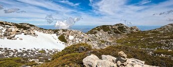 Wandern entlang Schneefelder in der Sierra Mágina