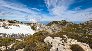 Wandern entlang Schneefelder in der Sierra Mágina