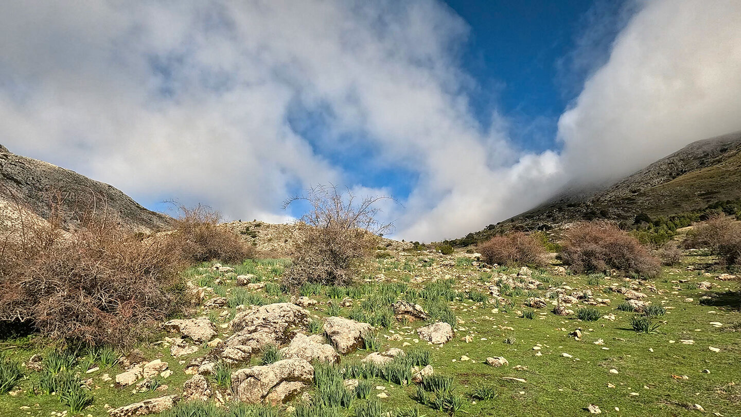 Auf dem Weg zur Berghütte Refugio de Miramundos Auf dem Weg zur Berghütte Refugio de Miramundos