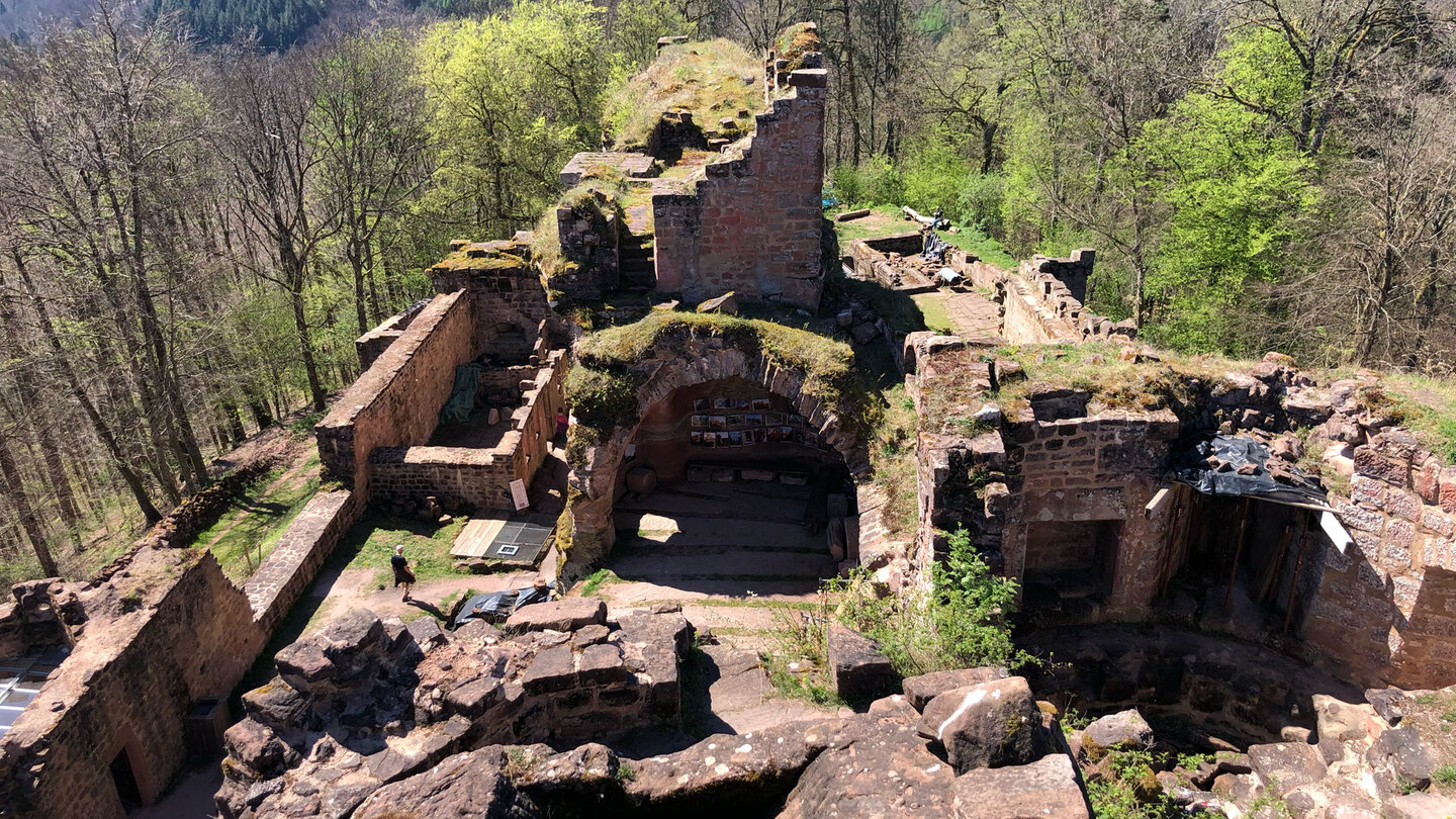 Blick über die Burganlage des Chateau de Schoeneck