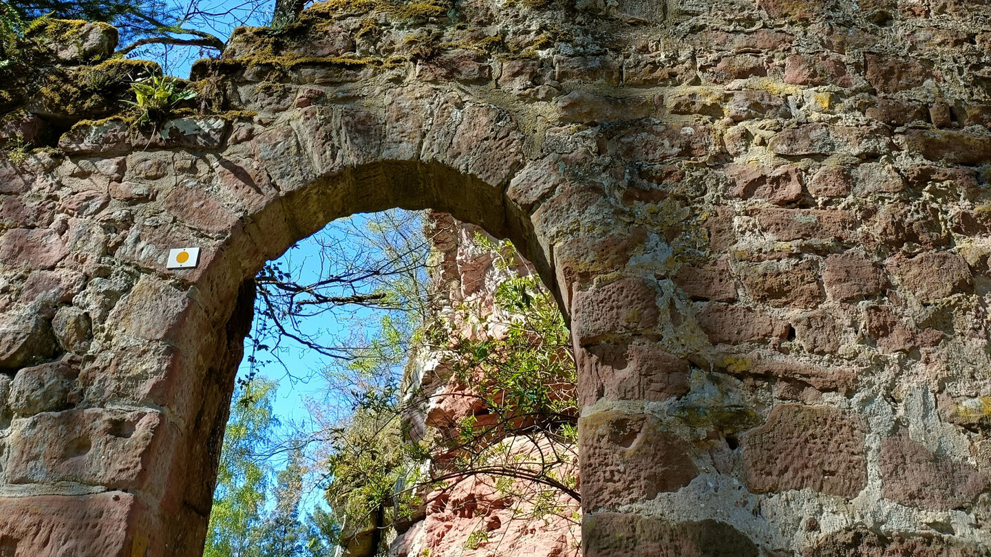 Wanderweg durch die Burganlage der Wineck