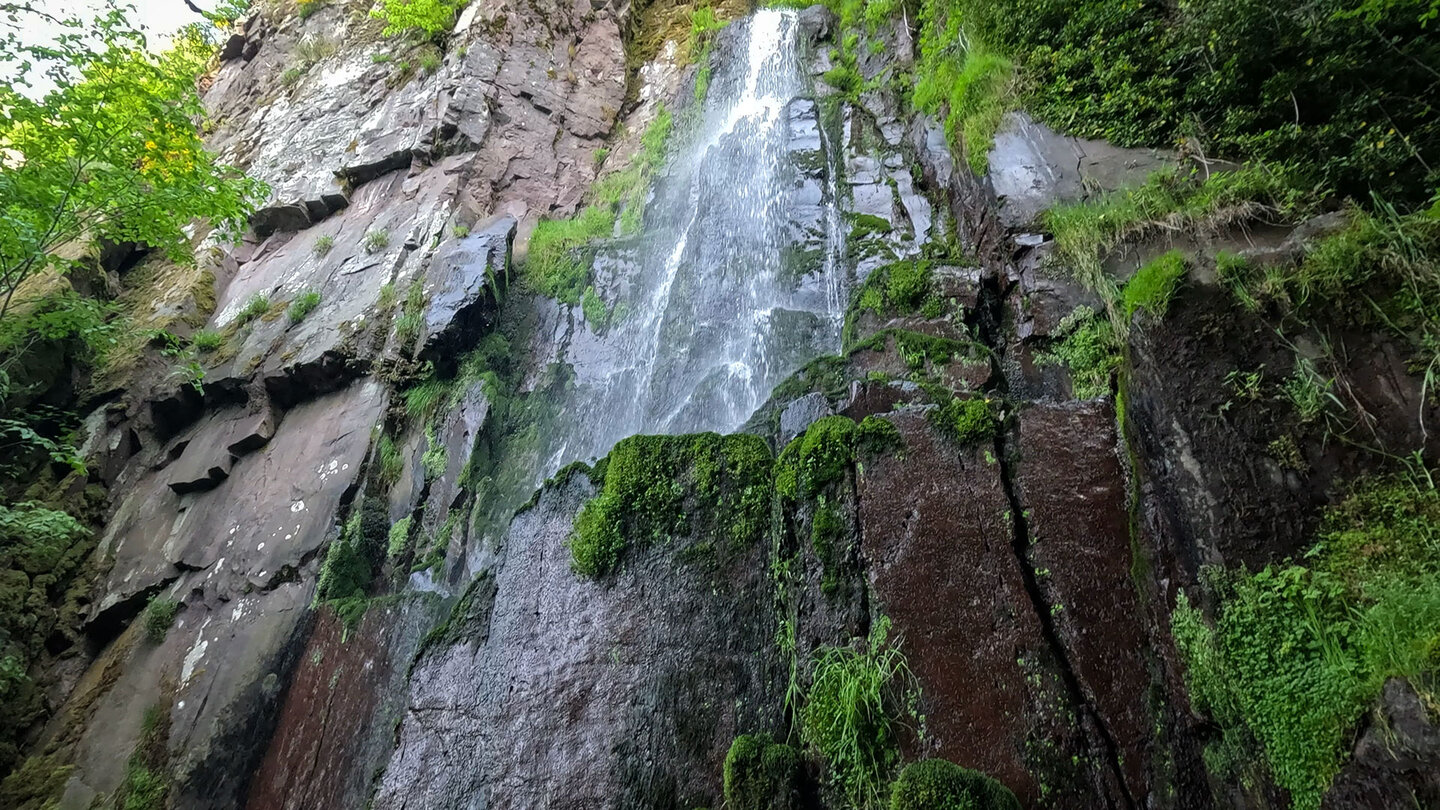 Felsformationen am Wasserfall Cascade du Nideck in den Vogesen