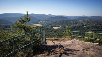 Blick vom Buhlsteinpfeiler zur Felsenburg Berwartstein im Wasgau.