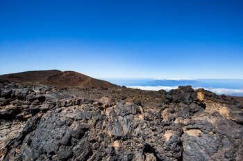 Blick über Lavaformationen auf La Gomera