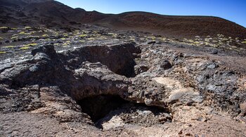 Eingänge zu Vulkanhöhlen bei den Cuevas Negras