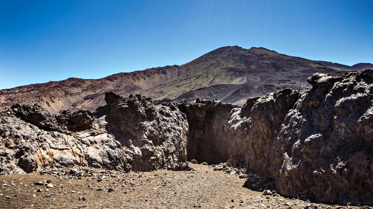 Höhleneingang bei den Cuevas Negras mit dem Pico Viejo