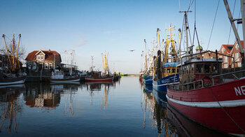 Fischerboote im Hafen von Neuharlingersiel
