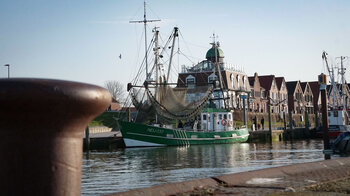 Blick von der Hafenmole auf die Boote in Neuharlingersiel