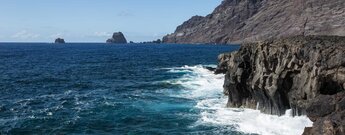 die Klippen von La Puntas auf El Hierro mit den Steilwänden des Risco de Tibataje am El Golfo Tal im Hintergrund