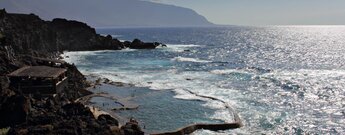 die drei befestigten Meerwasserbecken des Piscina Natural La Maceta auf El Hierro sind bis zu 2 Meter tief