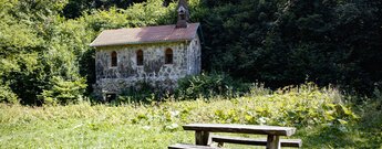 einzig erhaltenes Gebäude des früheren Kurorts ist die Kapelle Bad Boll