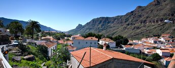 Blick über den Ort Fataga im gleichnamigen Barranco auf Gran Canaria