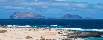 die Insel Alegranza im Chinijo-Archipel bei Lanzarote von La Graciosa aus gesehen