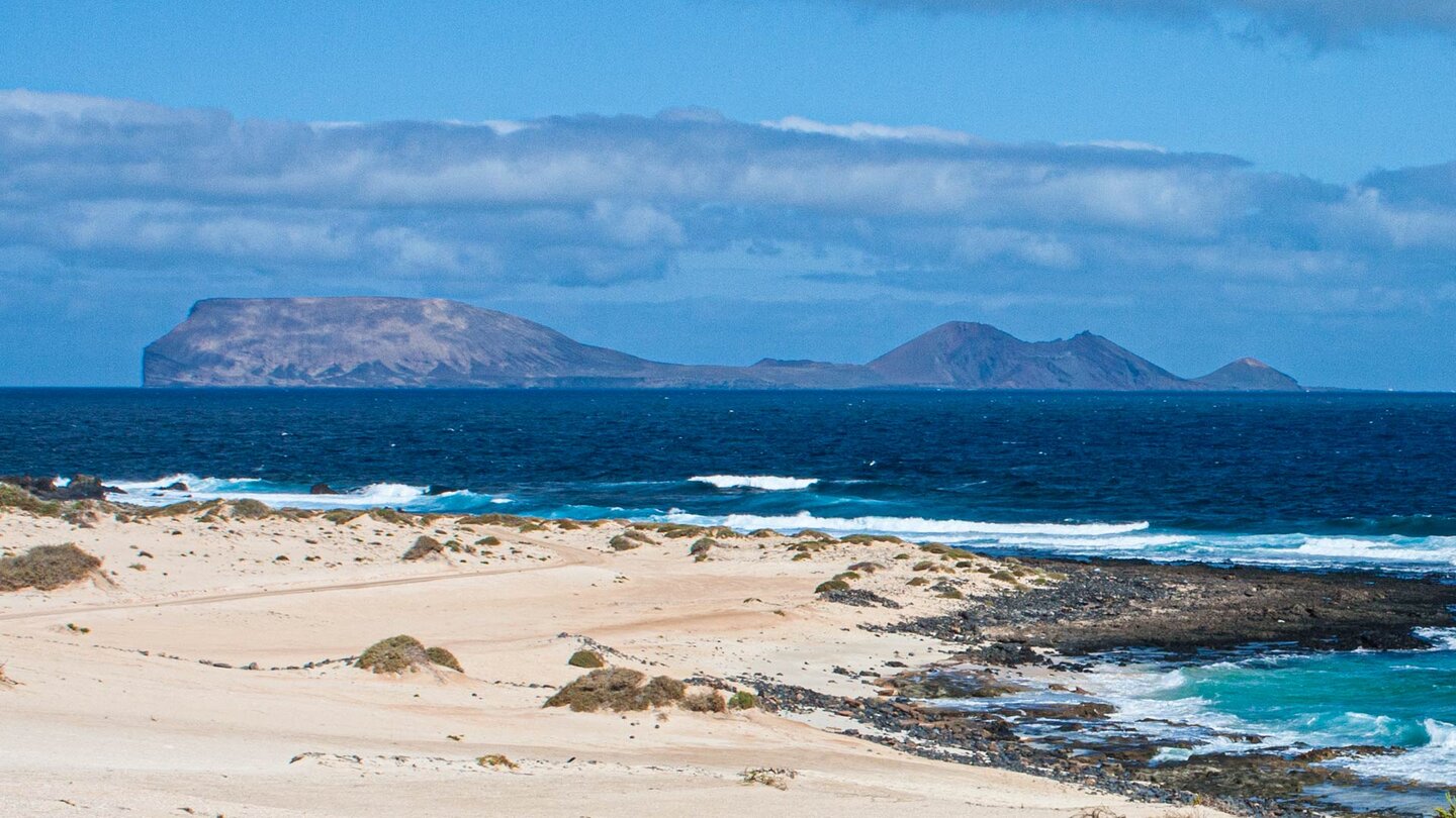 die Insel Alegranza im Chinijo-Archipel bei Lanzarote von La Graciosa aus gesehen