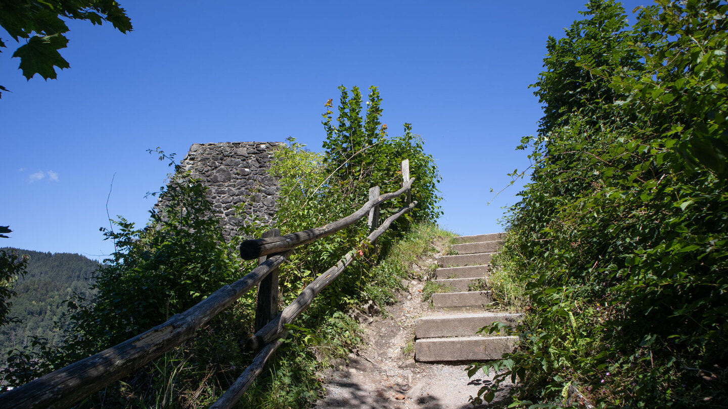 der Westweg am Schlossberg der Burg Husen