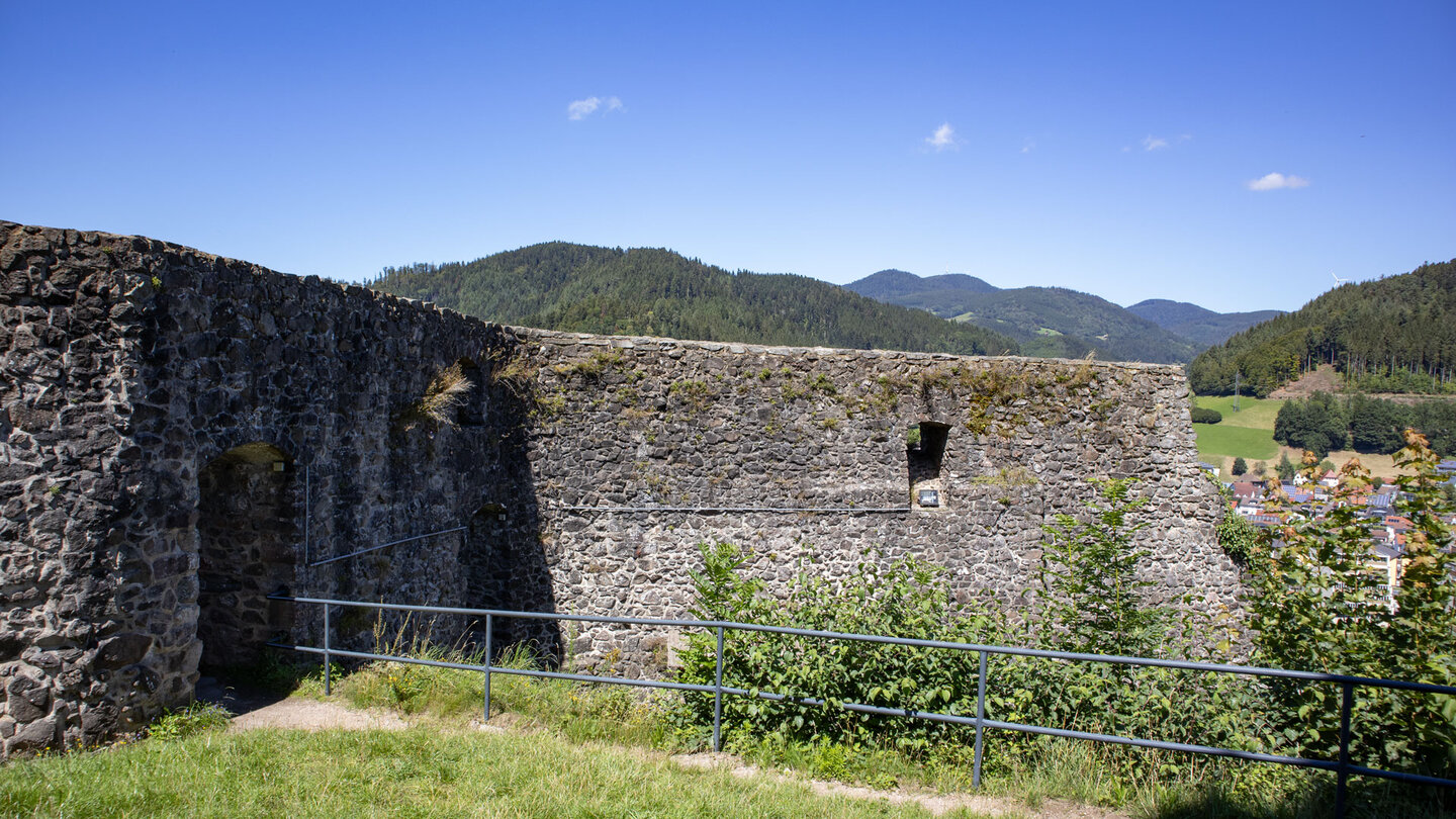 die Ruine der Burg Husen liegt direkt am Westweg