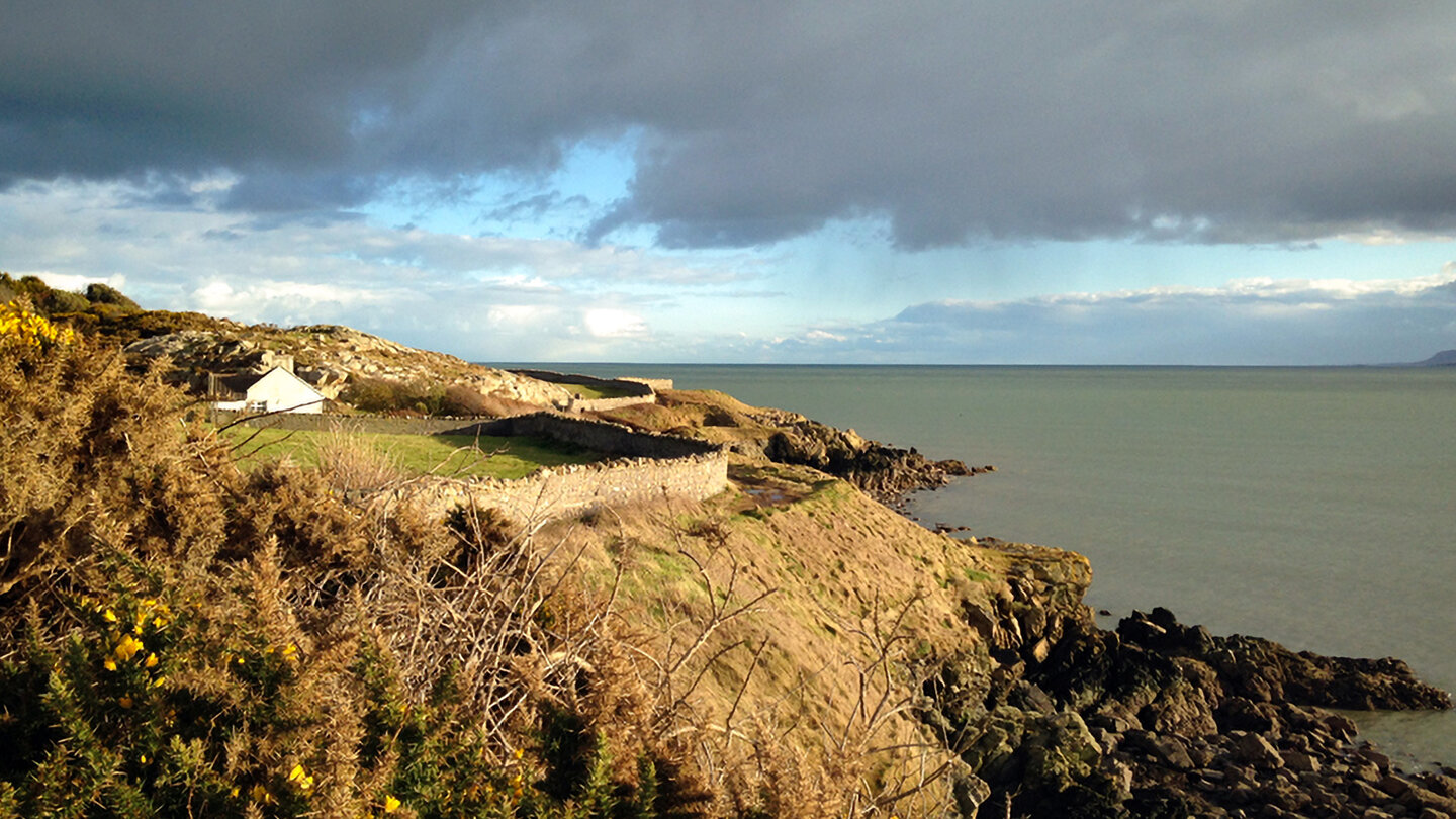Steinmauern um ein Cottage auf Howth