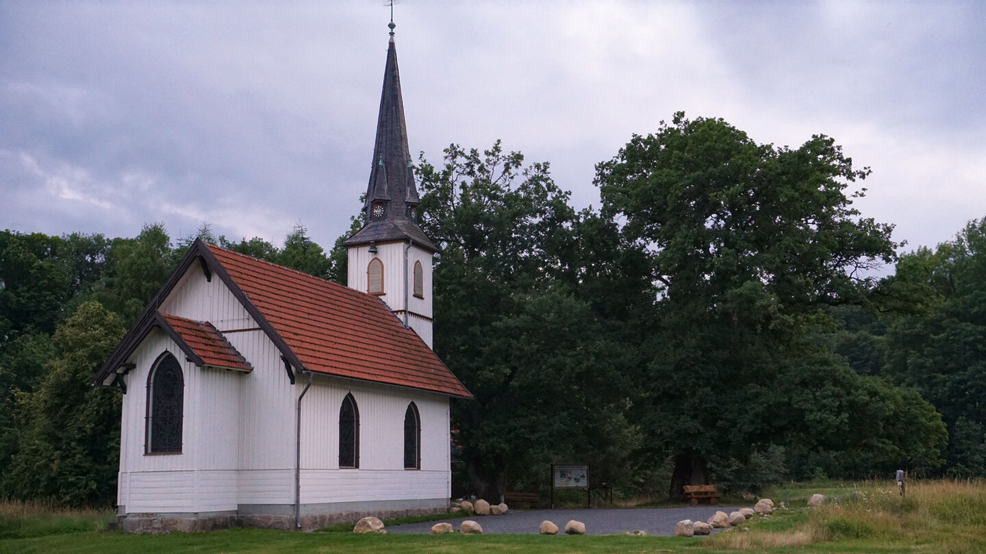 Deutschlands kleinste Holzkirche im Dorf Elend