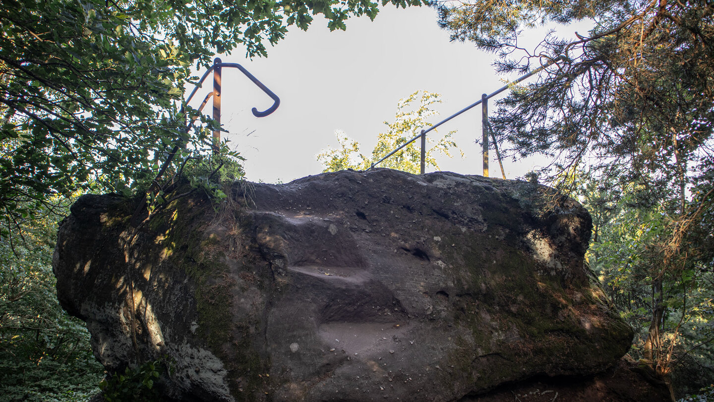 Der Westfels am Drachenfels wird über eine in den Fels geschlagene Treppe erklommen.