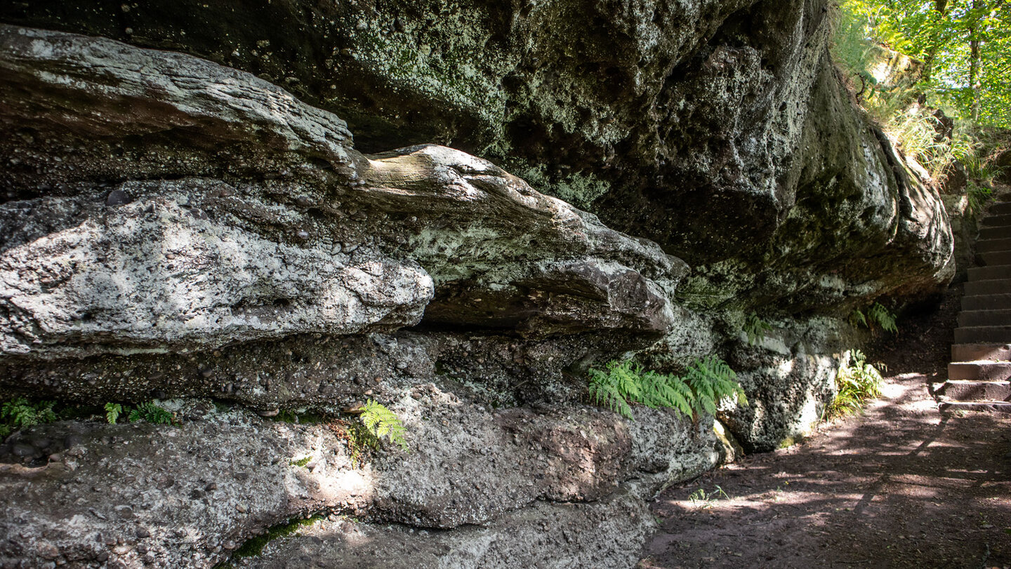 Am Fels entlang führt der schmale Pfad zur Drachenhöhle.