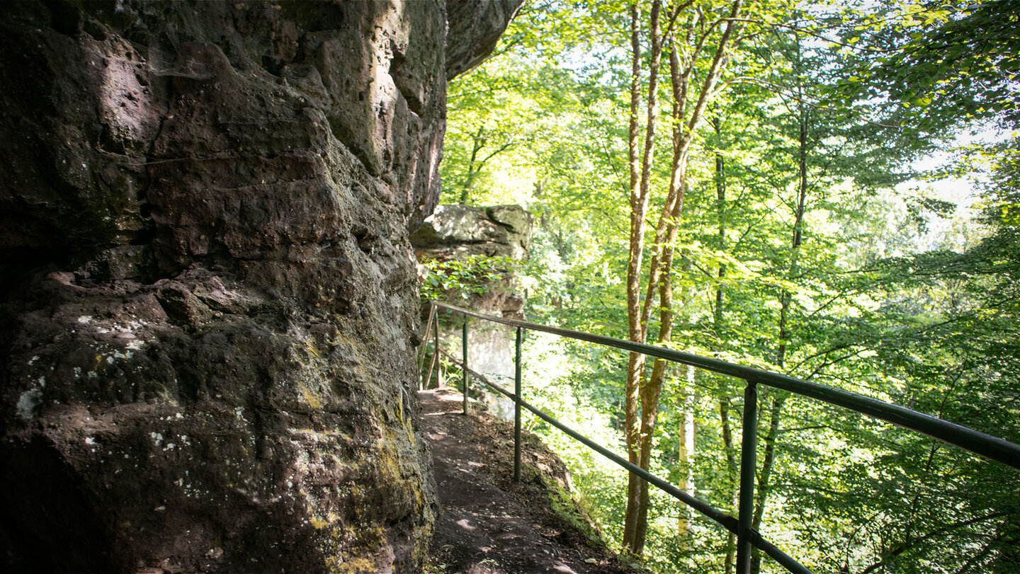 Der Wanderweg zur Drachenhöhle verläuft direkt am Buntsandsteinmassiv des Drachenfels entlang.