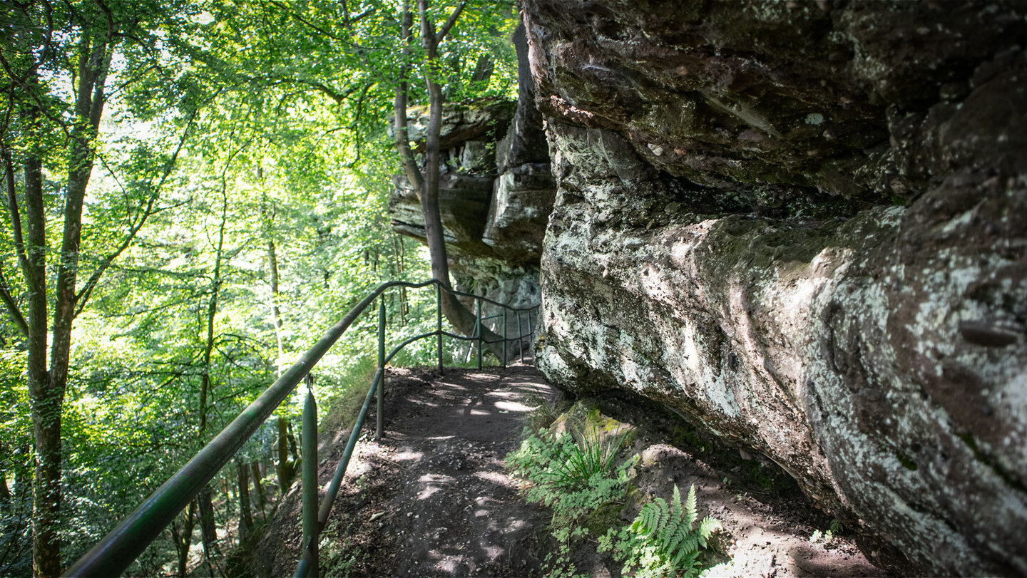 Der Weg zur Drachenhöhle ist an den steilen Stellen mit Geländern gesichert.