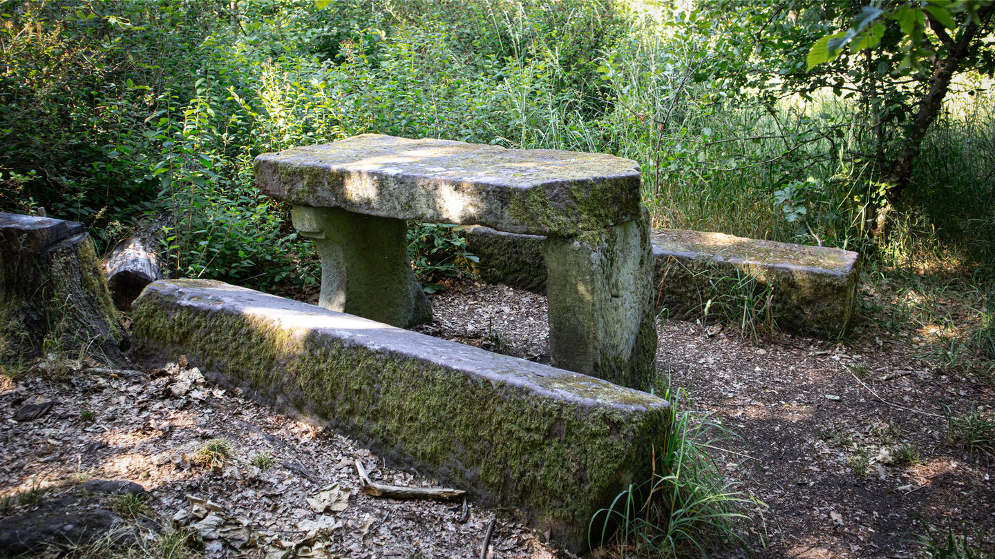 Ein rustikaler Rastplatz aus Sandsteinmobiliar lädt auf dem Drachenfels zu einer Verschnaufpause ein.