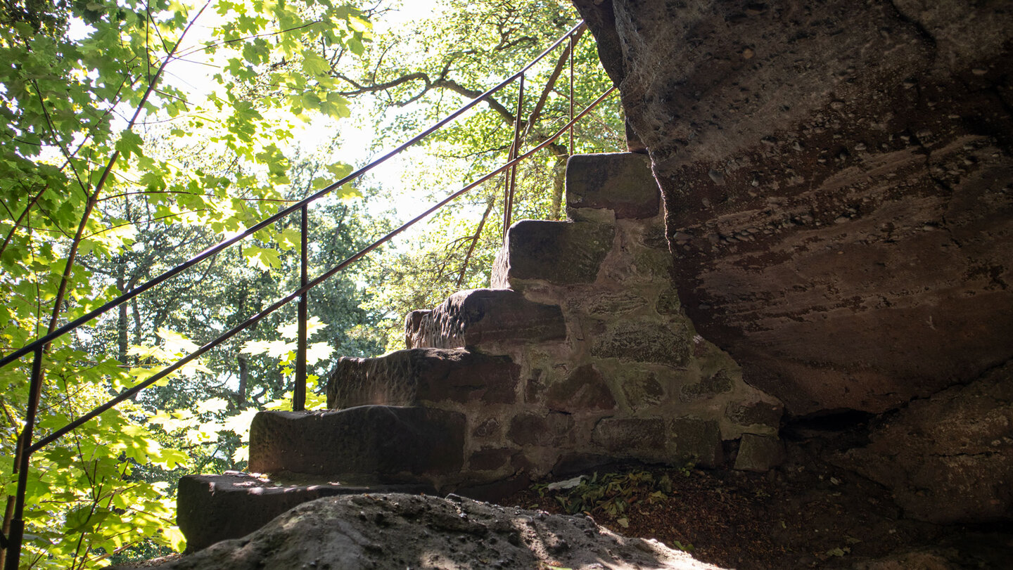 Eine Treppenpassage im Fels führt hinab zur Drachenkammer am Südfels.