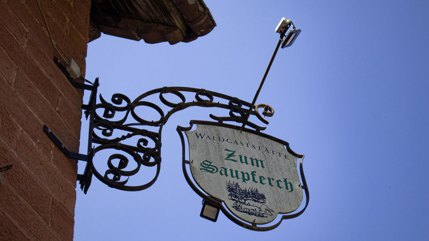 Am Waldrand des Jägerthals liegt der Saupferch – Ausgangspunkt und Einkehr zugleich, bevor es hinauf zum Drachenfels geht.