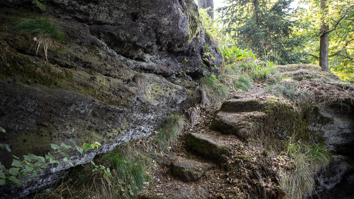 Vom Hauptweg auf dem Drachenfels zweigen in den Fels geschlagene Stufen ab.