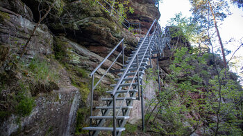 Metalltreppe auf den Oberfelsen der Ruine Backelstein