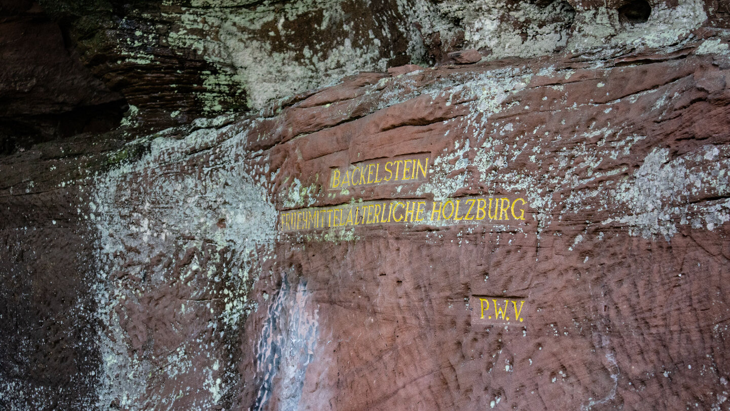 Felsenkammer mit Inschrift