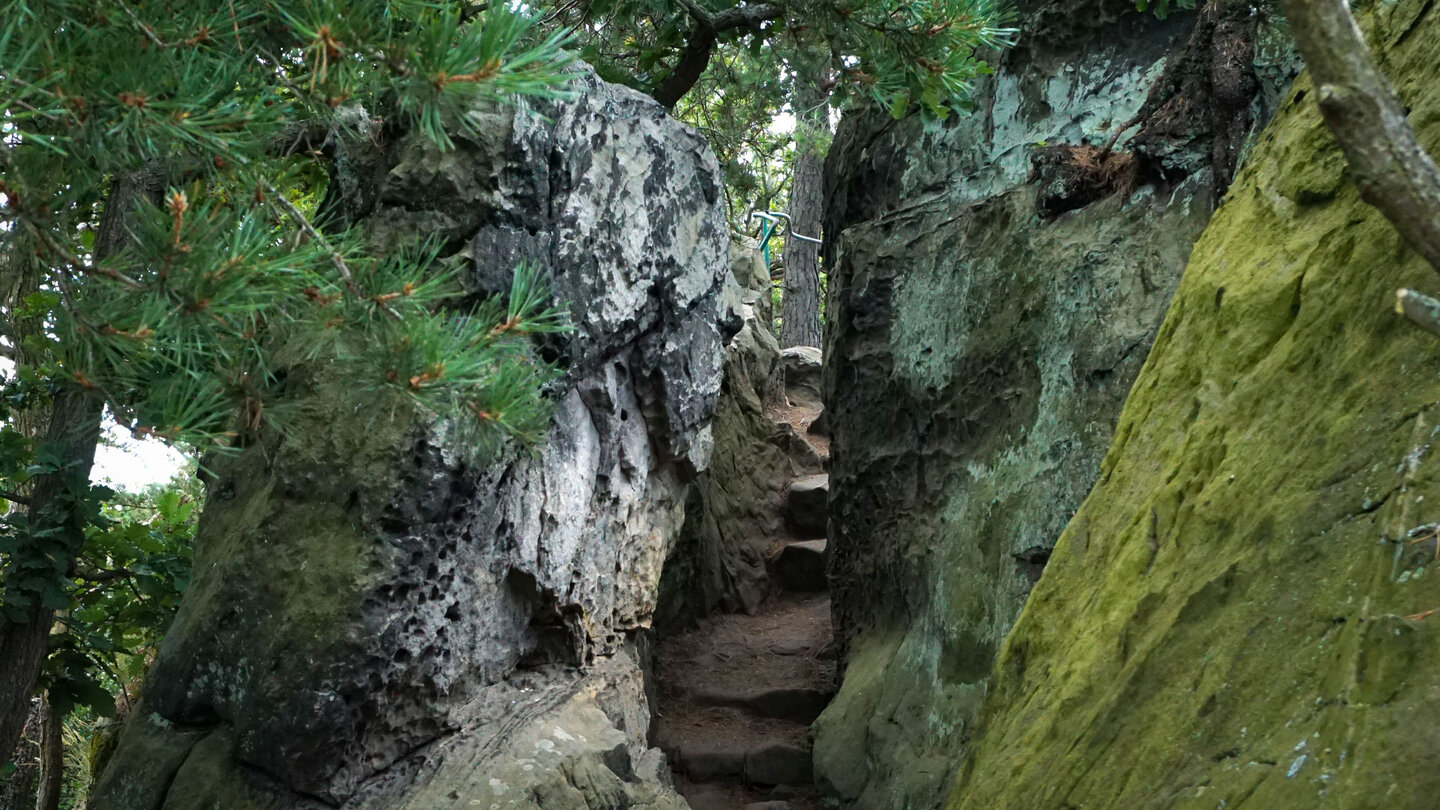 interessanter Wegverlauf durch die Felsen hindurch Wegverlauf durch die Felsen hindurch